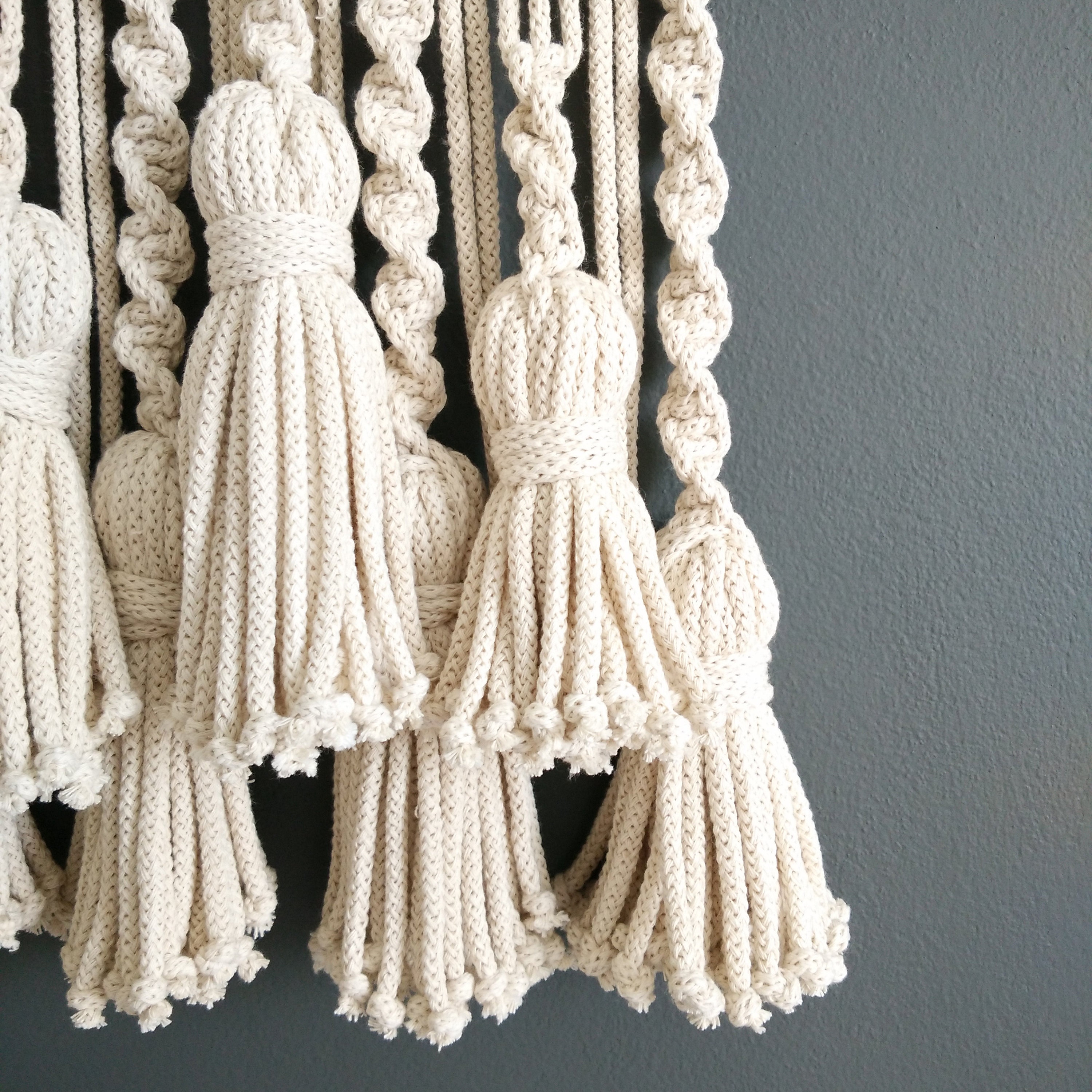 Гирлянда из кисточек макраме. Кисточка макраме. Подушка макраме с кистями. Макраме кисточки для штор. Макраме кисточки для штор.