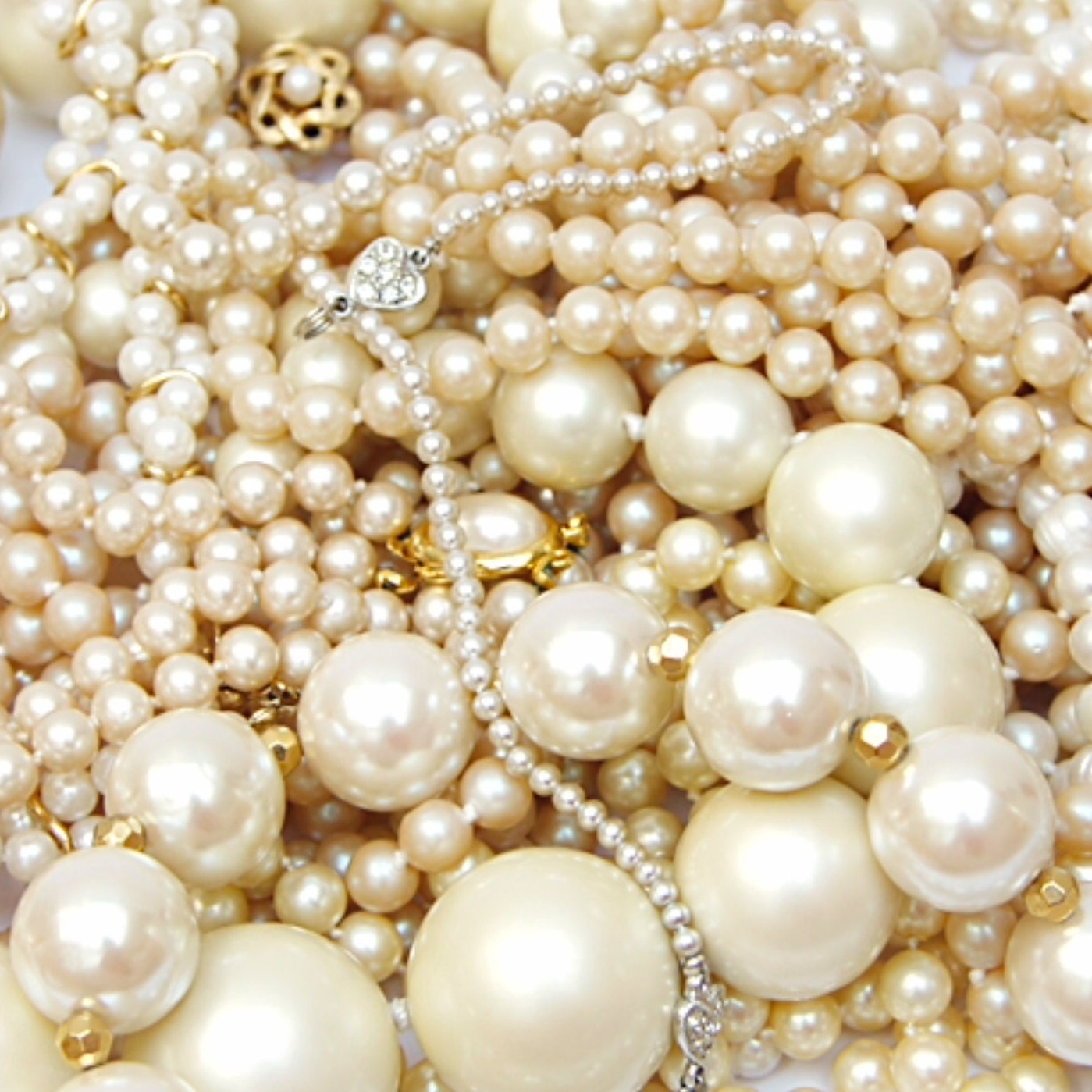 Красивый жемчуг. Драгоценная бусинка. Черный перламутр раковина жемчужина. Камни и жемчуг. Морской жемчуг.