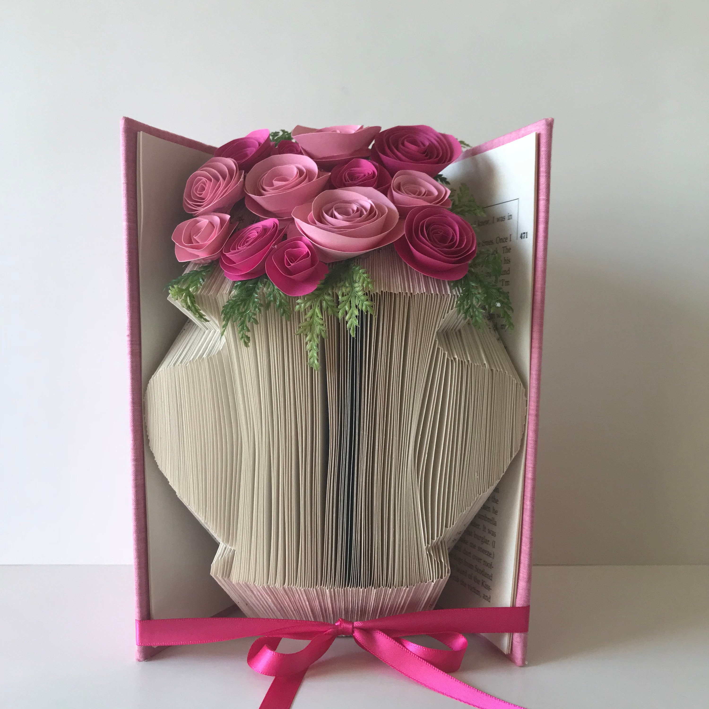 Букет из книжных страниц. Книжный букет. Букет с книгой. Книжный букет. Красивый букет на столе.