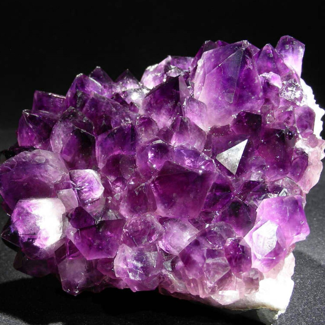 Аметист электронный. Камень аметист фиолетовый кварц. Аметист / минерал. Фиолетовый кварц аметист. Аметист САМОЦВЕТ.