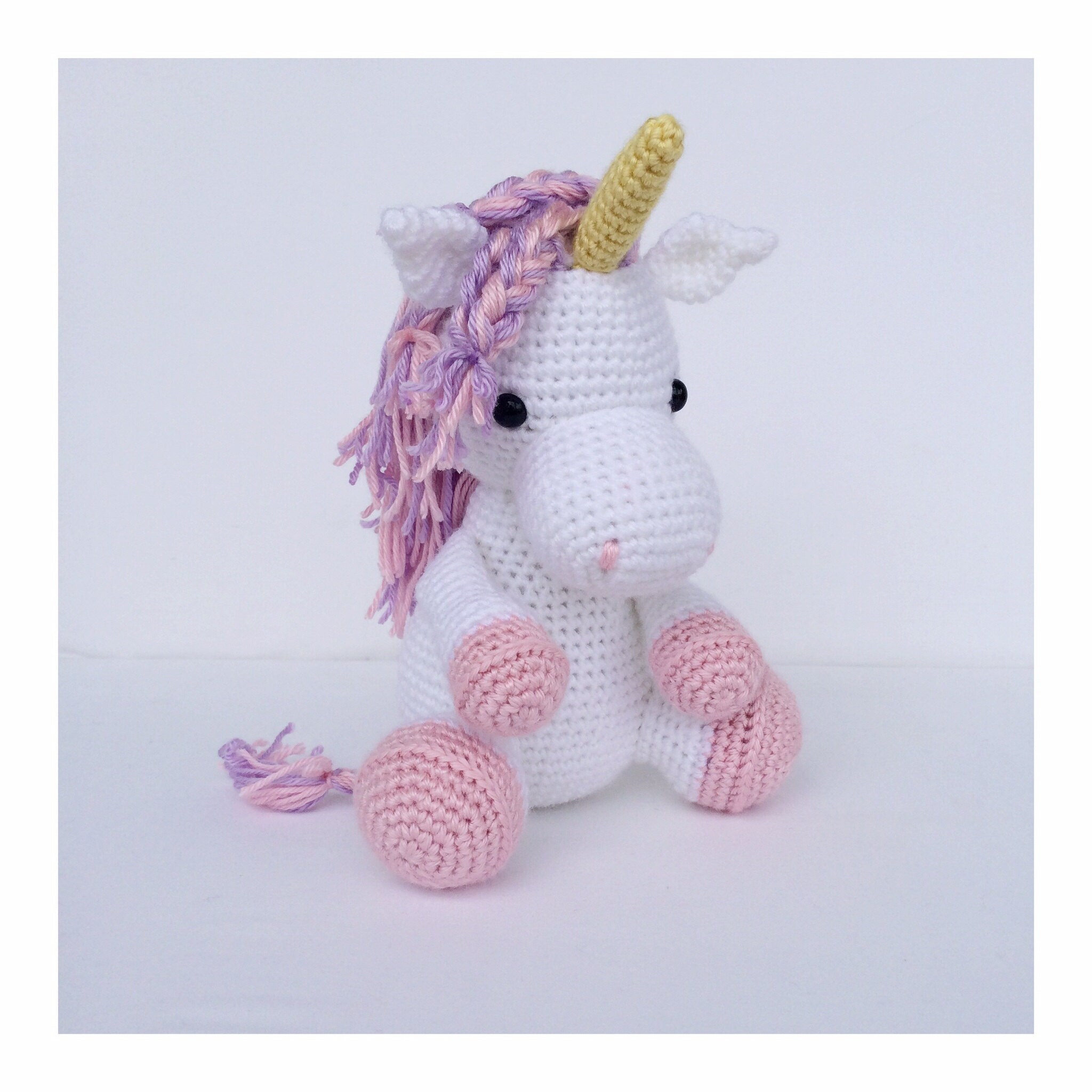 Единорог амигуруми схема. Вязаная игрушка Единорожка. Единорог крючком. Вязание единорога крючком. Единорожек вязаный крючком.