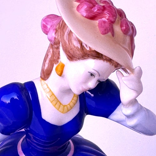 Lladro Figurines #5024 - Woman With Scarf by Lladro Lladro Figurines #5024 - Woman With Scarf by Lladro