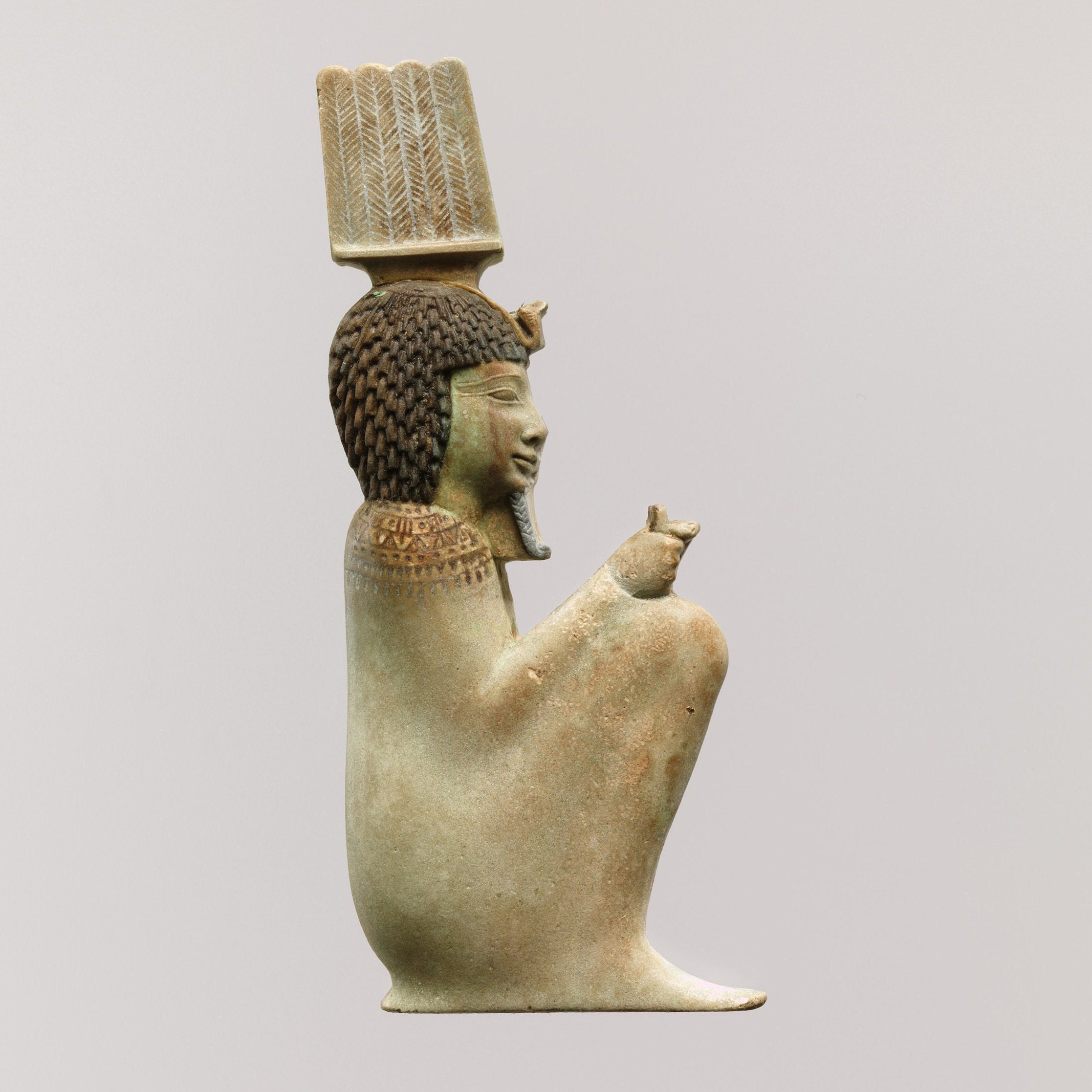 Statua della regina egiziana Cleopatra sdraiata sul letto Lounge in pietra  solida nera realizzata in Egitto -  Italia