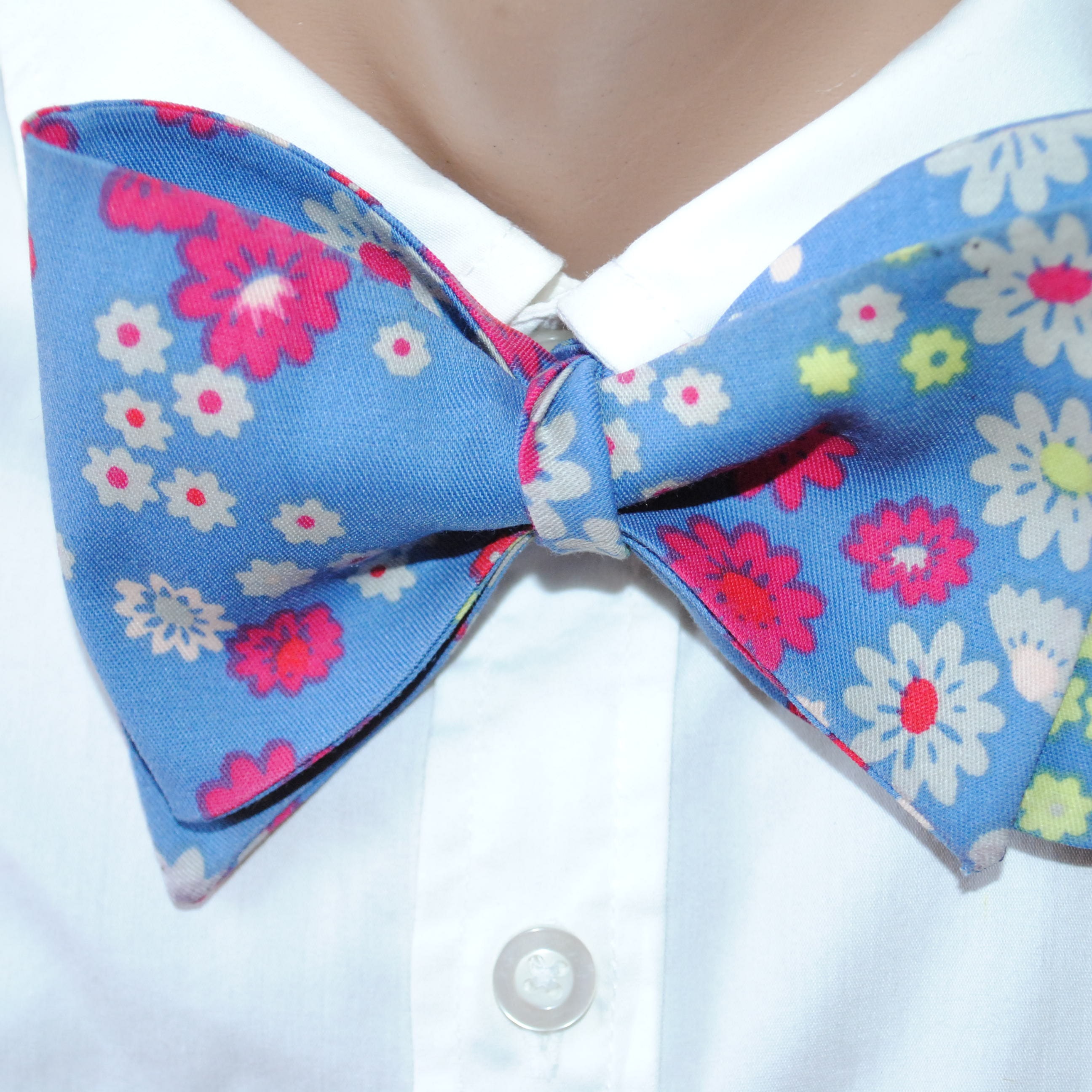 Cierre De La Corbata Negra De Los Novios Con Boutonniere Rosa Sobre Un  Traje Negro Foto de archivo - Imagen de flora, elegante: 268535550