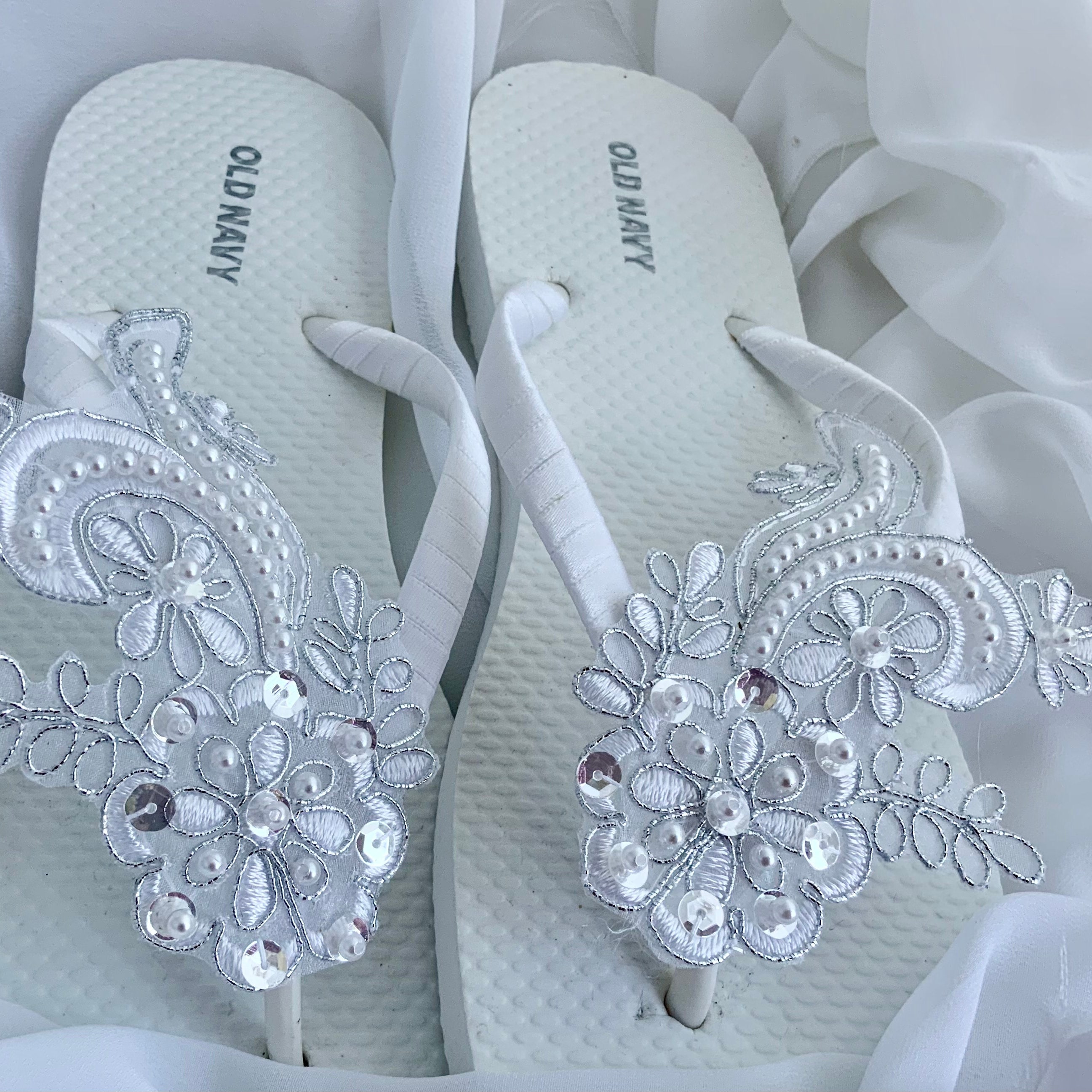 Infradito bianchi perle nuziale, nuziale perle strass sandali, sandali da  sposa spiaggia, infradito, sandali di destinazione di nozze di nozze -   Italia