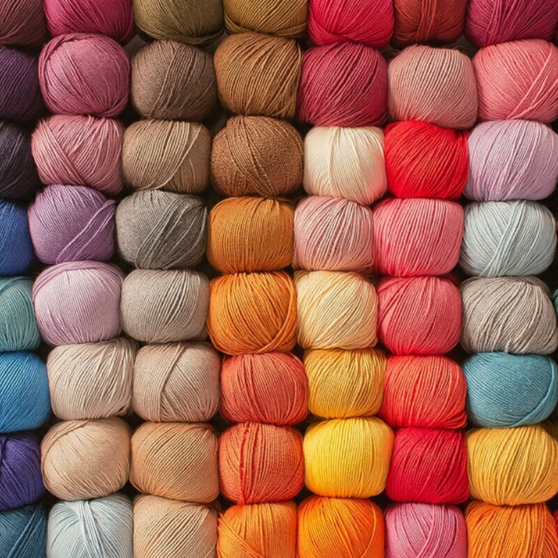 разноцветная шерстяная пряжа. мотки пряжи. рафия woolandmania. мотки пряжи. красивая пряжа.