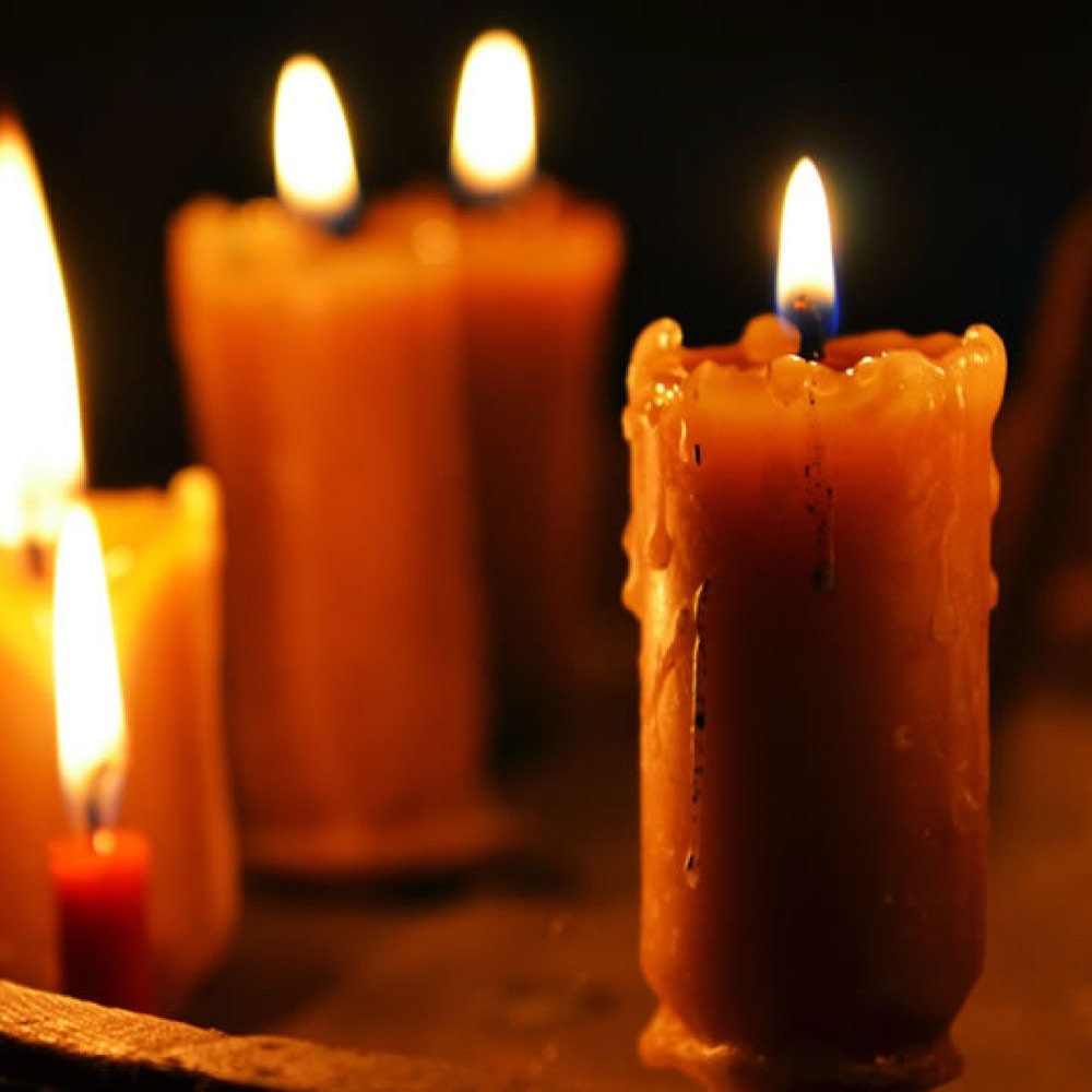 можно ли гадать церковными свечами на рождество. девушки гадают на святки. святочные гадания на руси. девушка со свечкой. можно ли гадать церковными свечами на рождество.