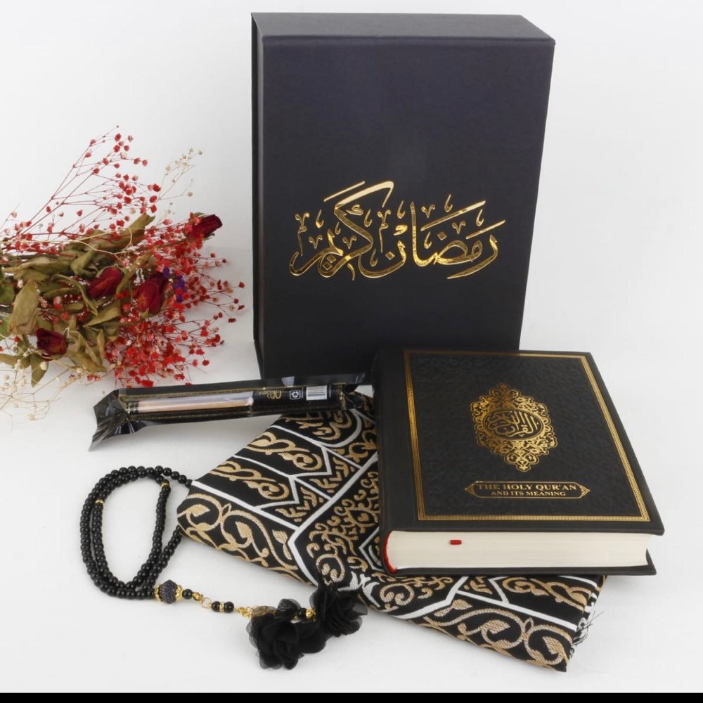 Bridesh Cadeau de mariage islamique personnalisé, ensemble de tapis de  prière de luxe, velours Sejadah, tapis de prière lux, cadeau de mariage  musulman Janamaz, cadeau islamique pour elle : : Cuisine et