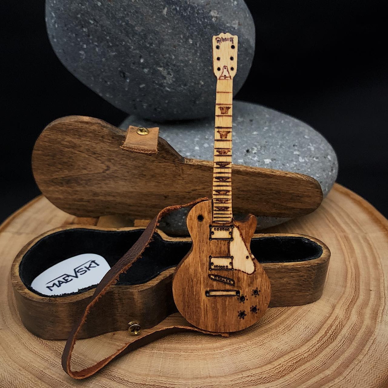 Guitare électrique et étui, support de médiator en bois, cadeau guitare  personnalisé pour lui, Gibson Les Paul, cadeau de Saint-Valentin pour  amateur de musique -  France