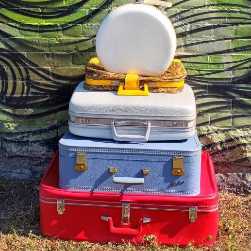 Faux Leather Stebco Bowling Ball Bag With Rack, Sleeve And Tag, Very Good  Condition, With Few Minor Scratches, interior And Exterior is Clean, Bottom  Has Particle Board Base With Fixed Metal Rack