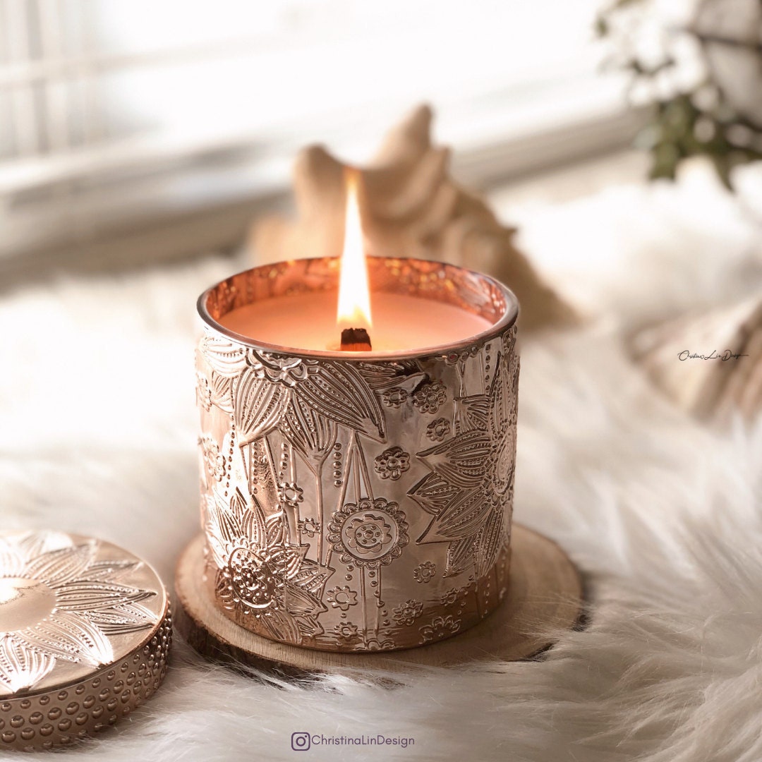 Main en bois de bougie de mèche versée dans un verre à lancienne de 12 oz