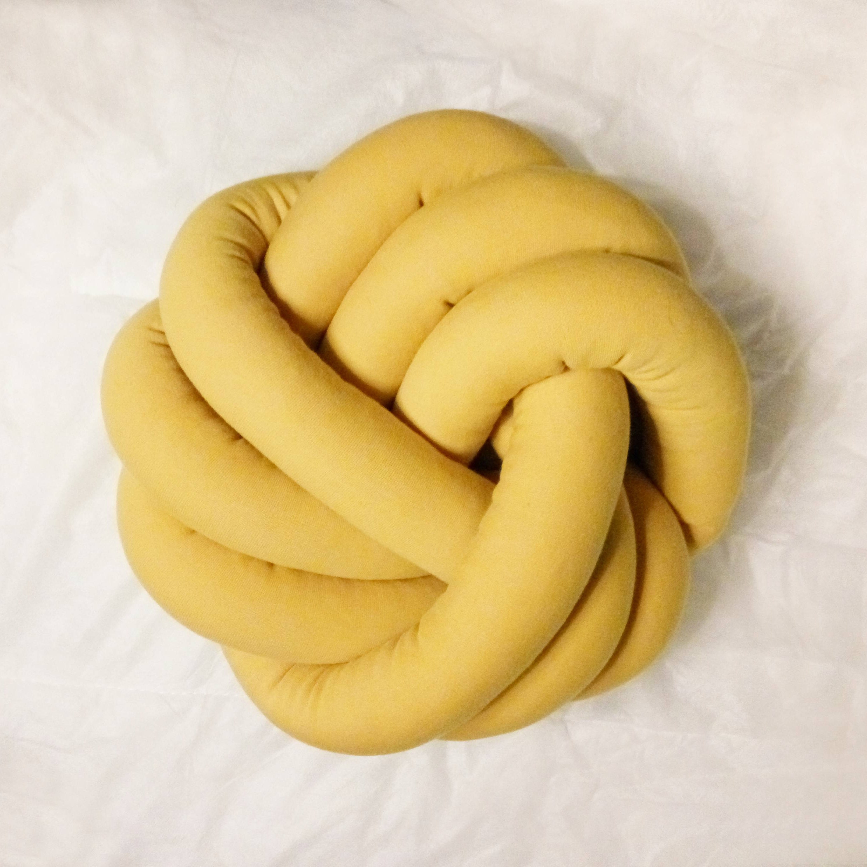 желтый узелок. желтый узелок. веревка. белая веревка. оранжевая ленточка.