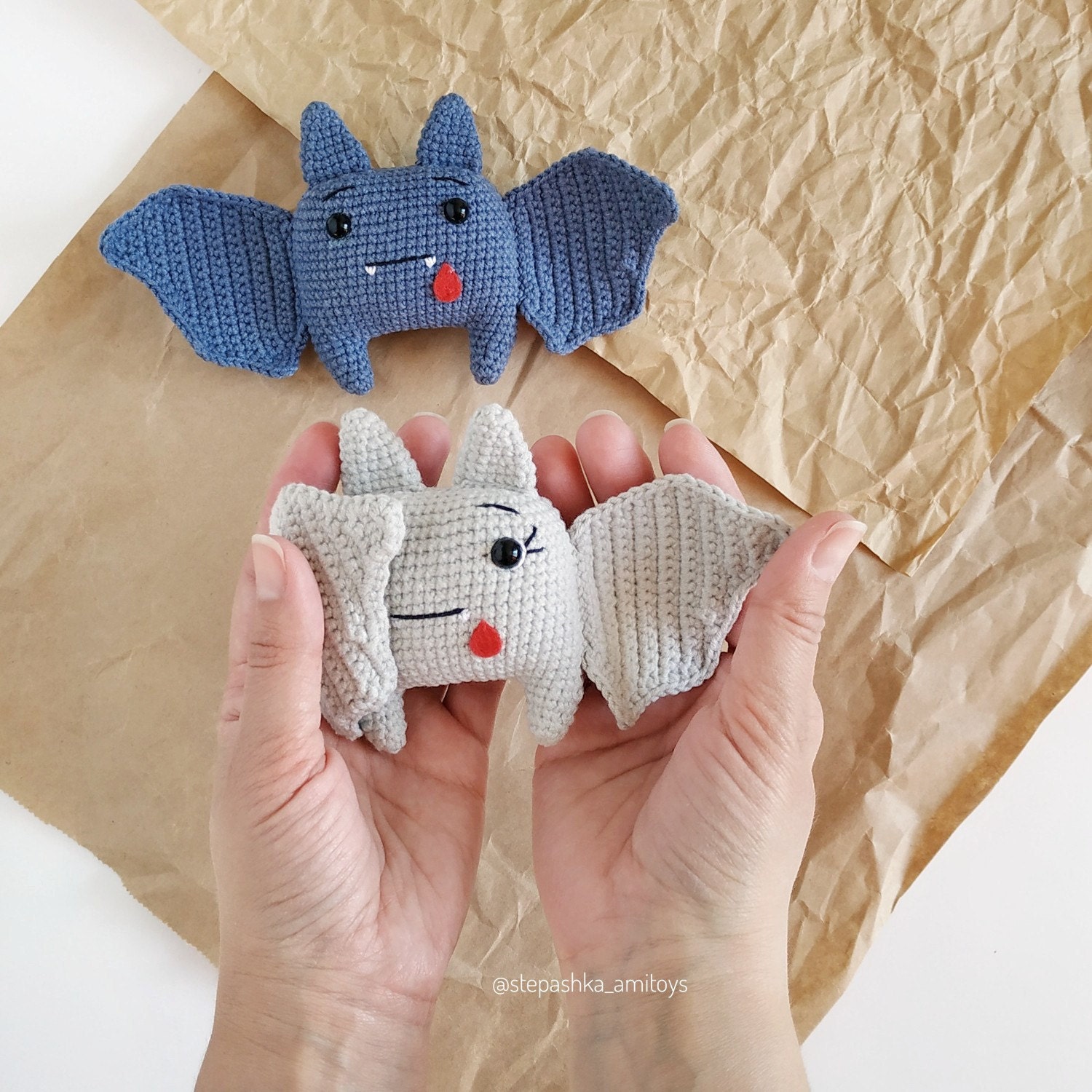 летучая мышь крючком. мучь. амигуруми летучая мышь. летучая мышь вязаная крючком амигуруми. вязаная летучая мышь крючком игрушка.