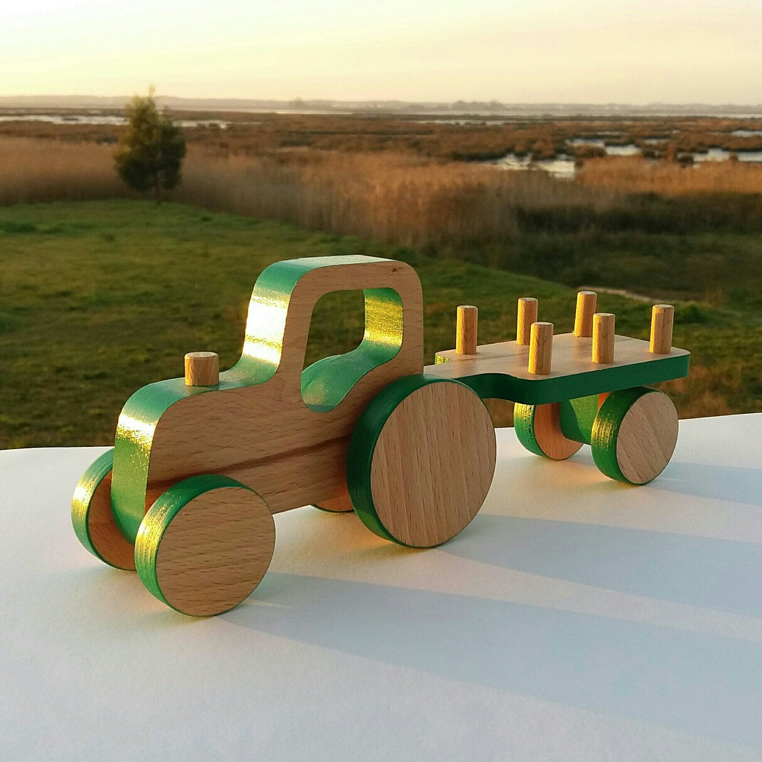 Деревянный трактор игрушка